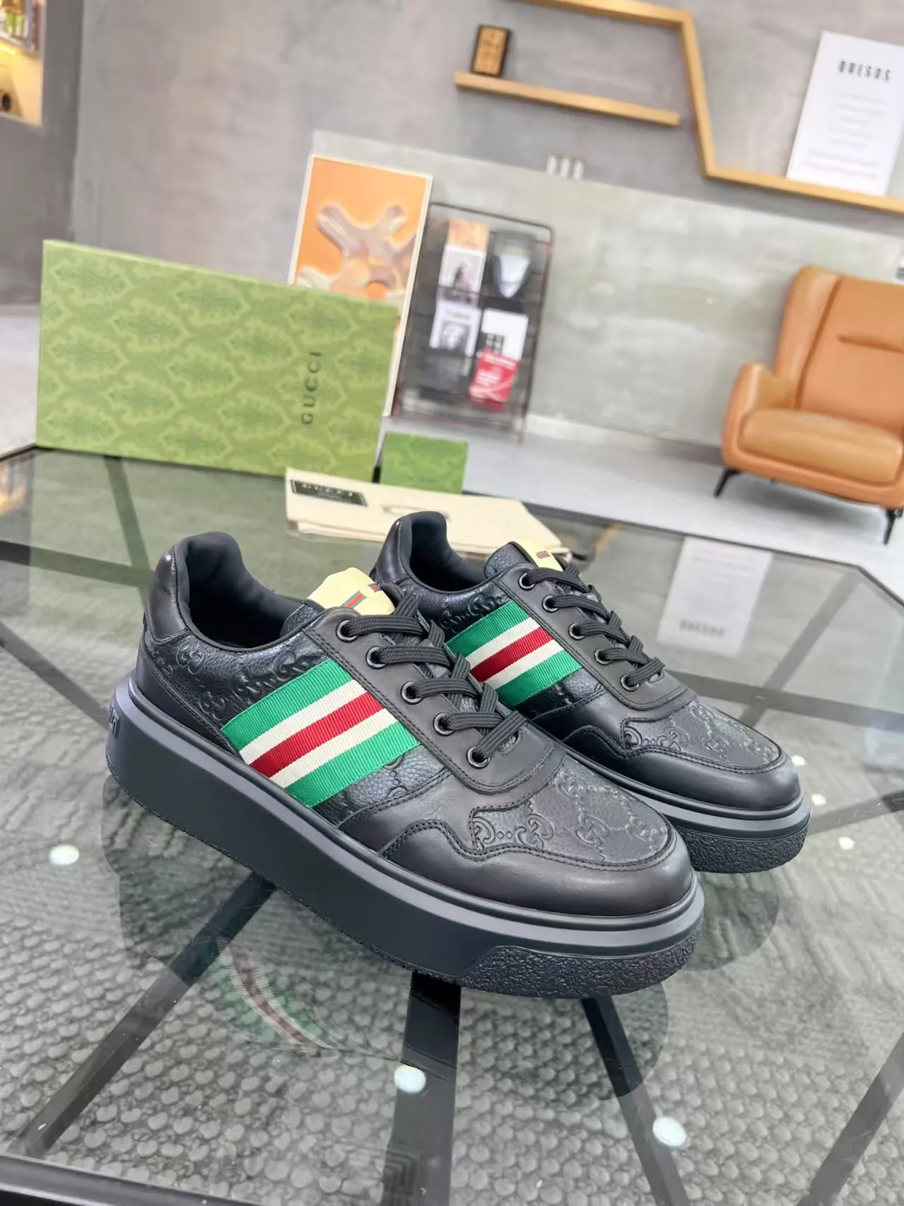 P460 new men's shoes GUCCI] latest shoes shipped. Original quality, fashionable, made of special materials, sheepskin lining, brand new packaging. The foot feels super comfortable and the workmanship is impeccable. Size: 38-45